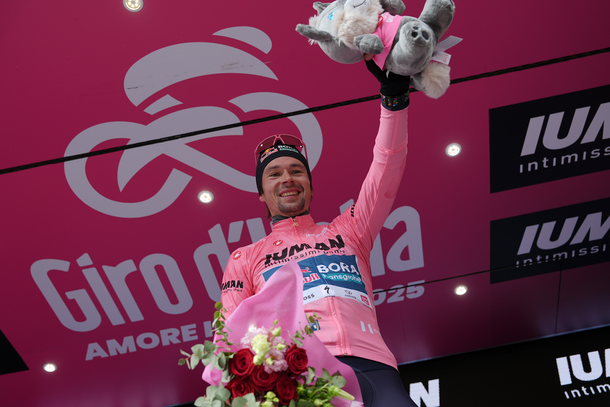 Primoz Roglic volta a envergar a Maglia Rosa no Giro d'Italia