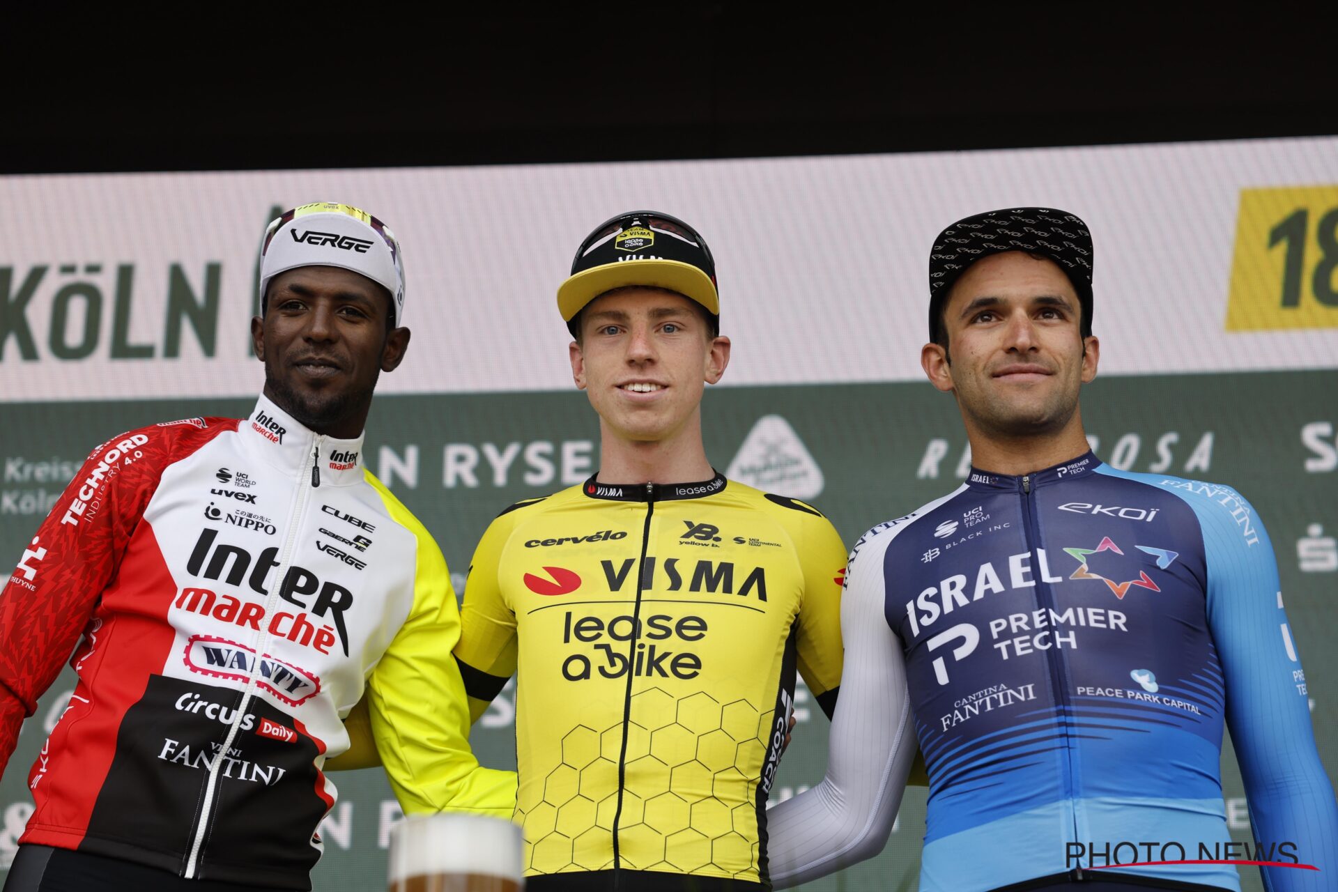 O pódio da Rund um Koln com Biniam Girmay, Matthew Brennan e Itamar Einhorn (Foto: Photo News)