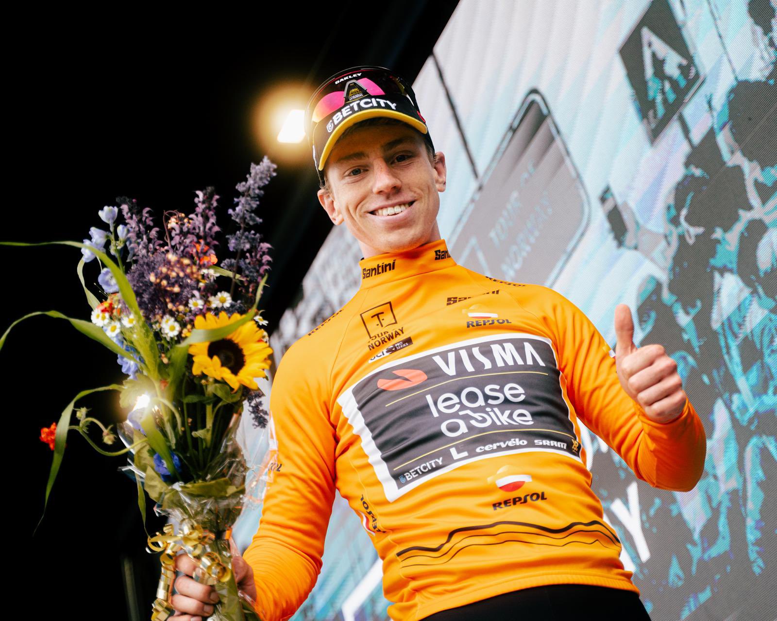 Matthew Brennan segue o camisola laranja do Tour of Norway