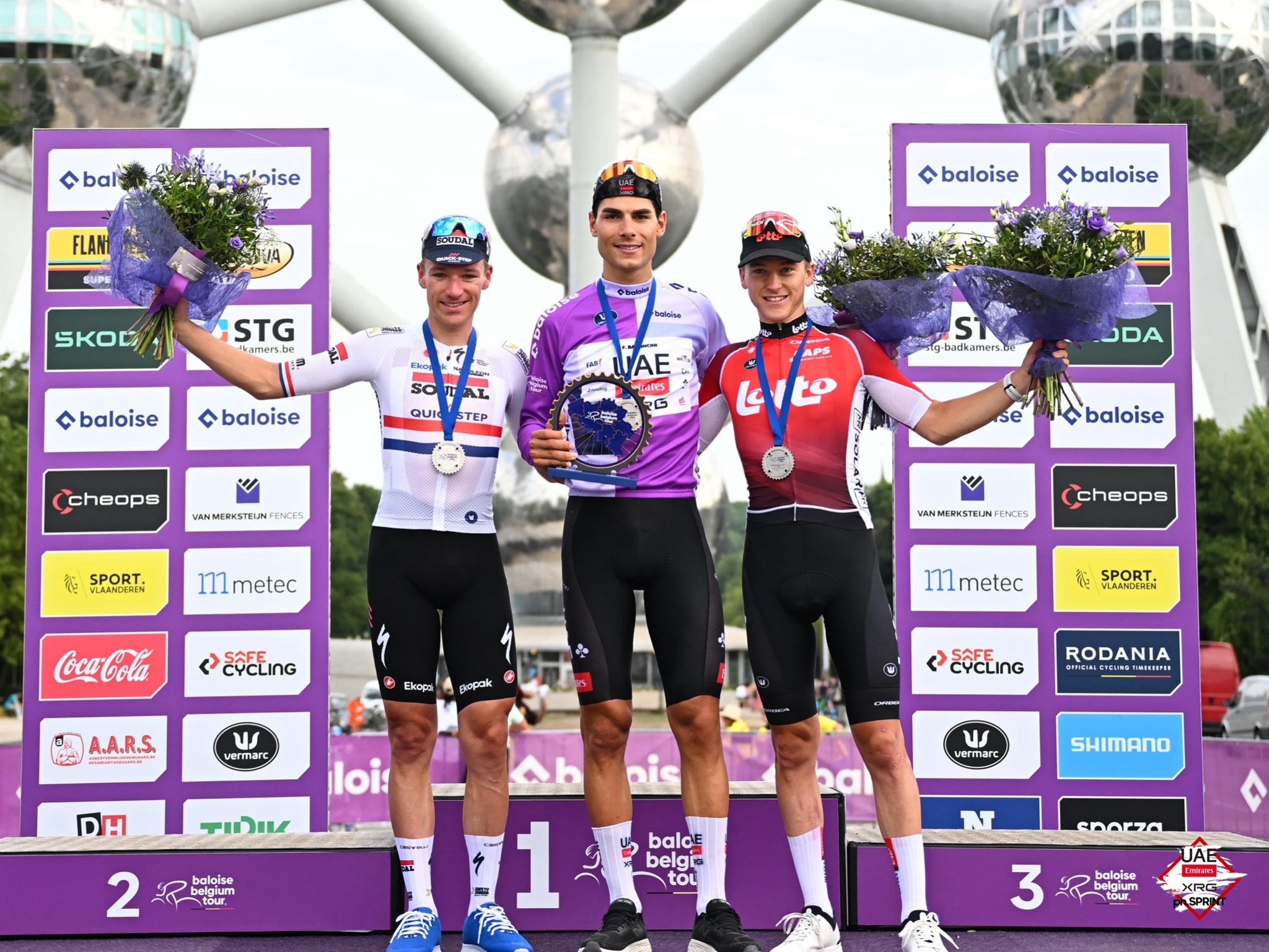 O pódio do Baloise Belgium Tour com Ethan Hayter, Filippo Baroncini e Jenno Berckmoes (Foto: SprintCyclingAgency)