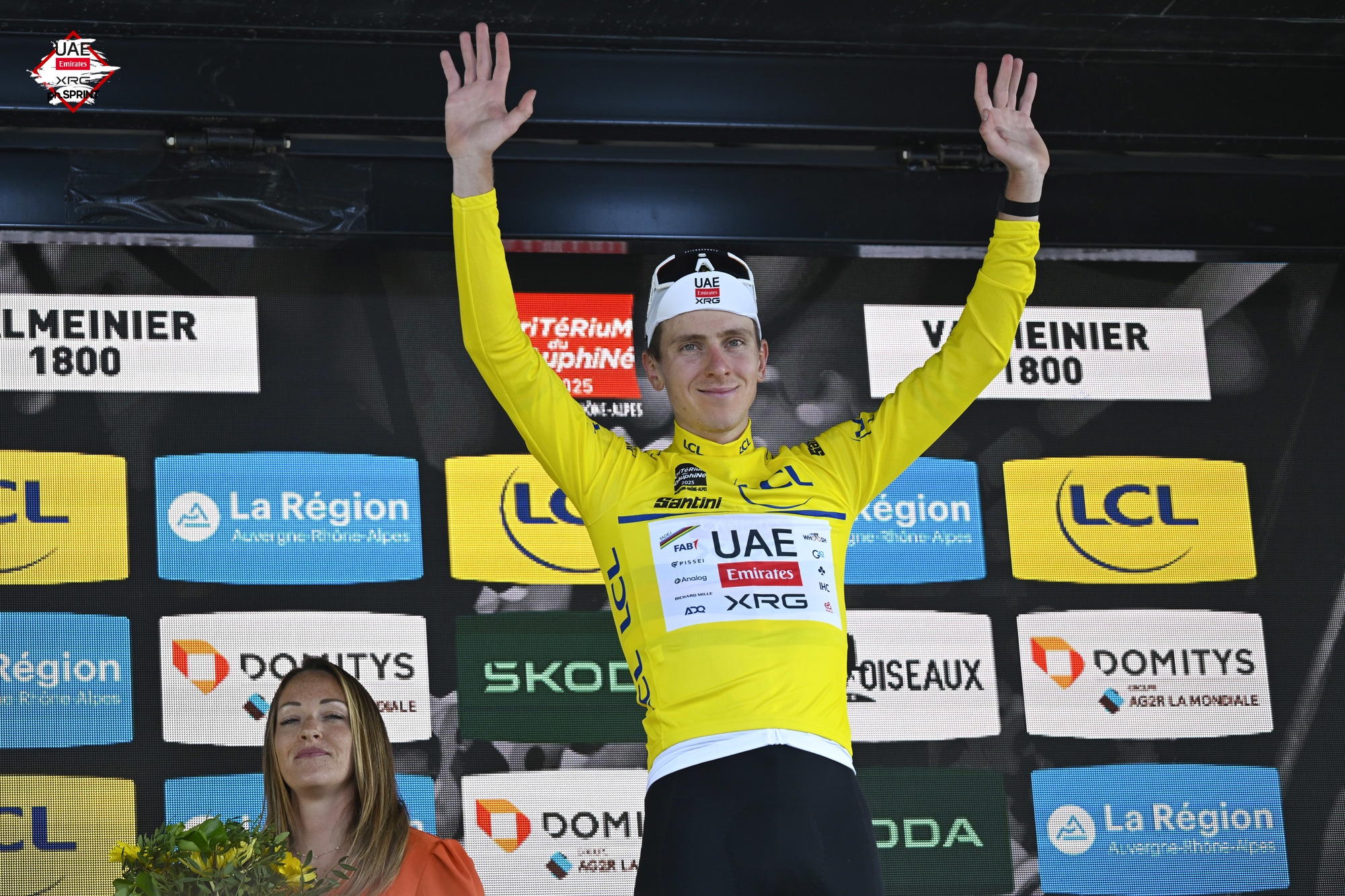 Tadej Pogacar segue o camisola amarela do Critérium du Dauphiné