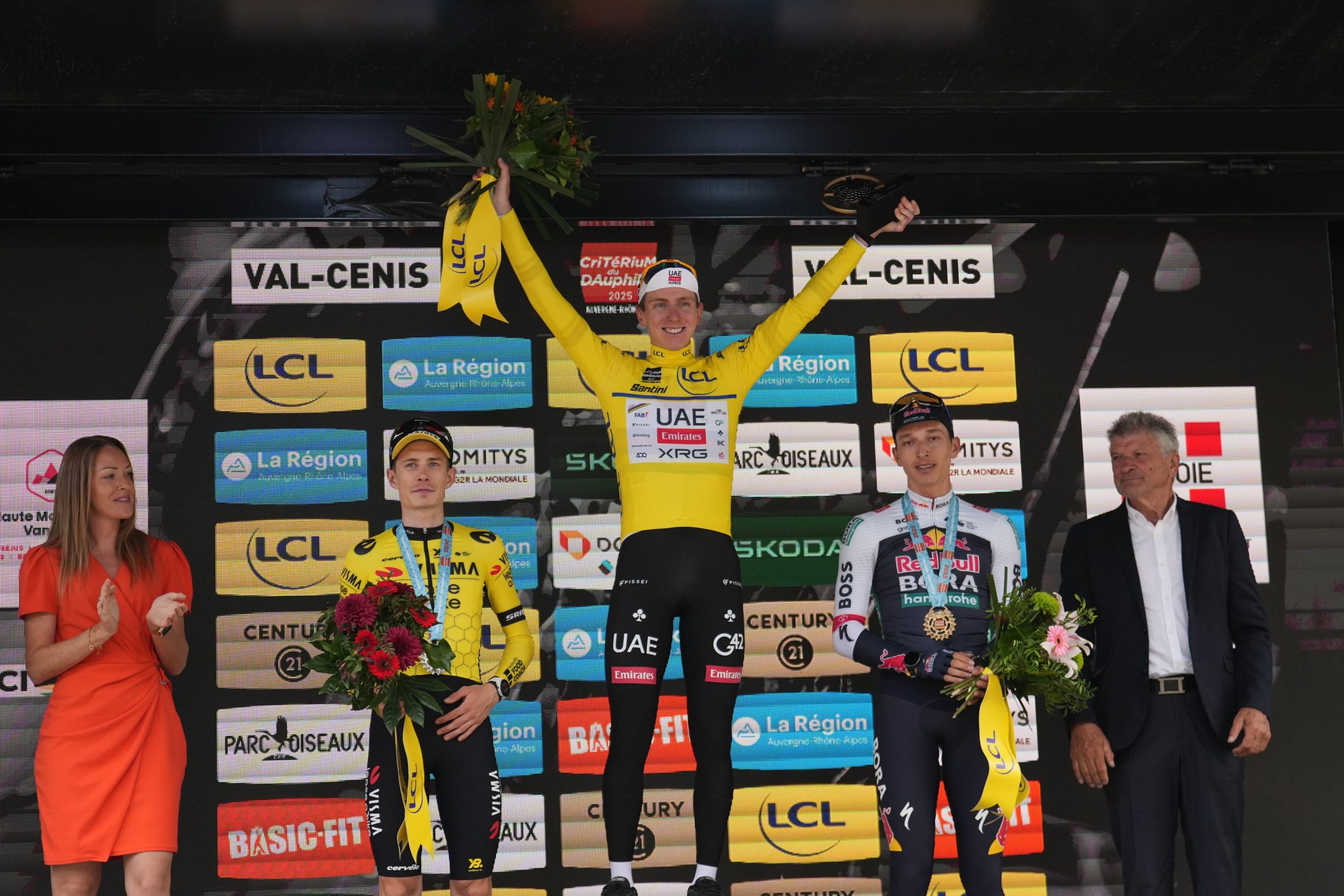 O pódio do Critérium du Dauphiné com Jonas Vingegaard, Tadej Pogacar e Florian Lipowitz (Foto: ASO)