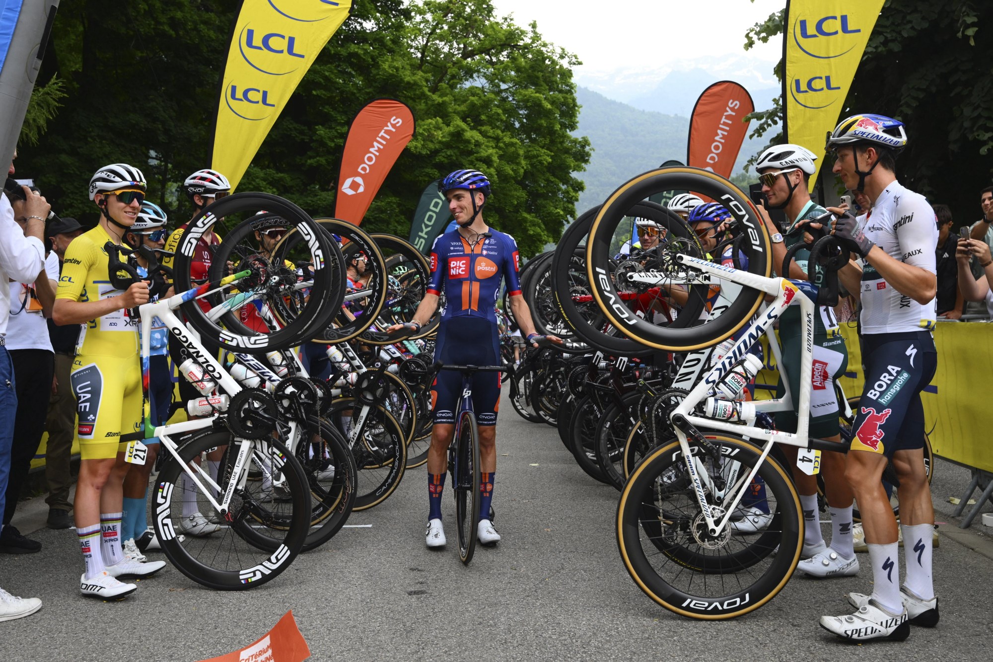 A celebração da carreira de Romain Bardet antes do início da etapa (Foto: Cor Vos)