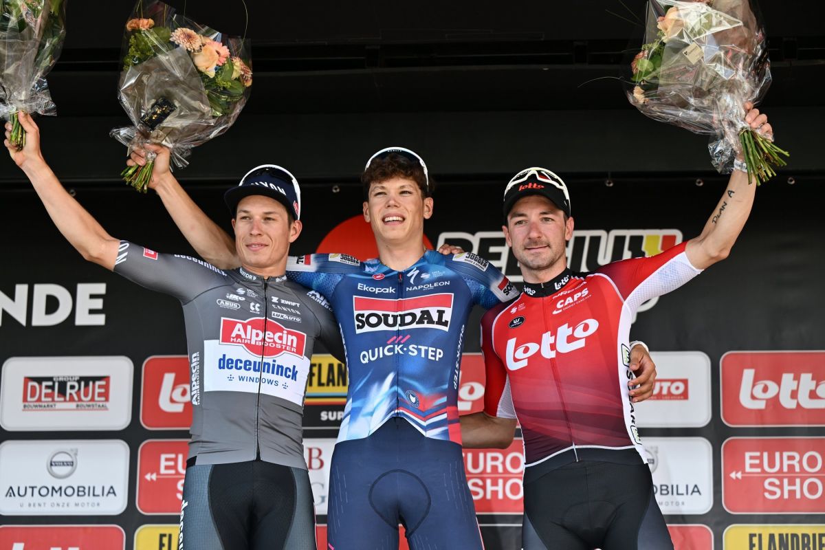 O pódio da Elfstedenronde com Jasper Philipsen, Paul Magnier e Elia Viviani