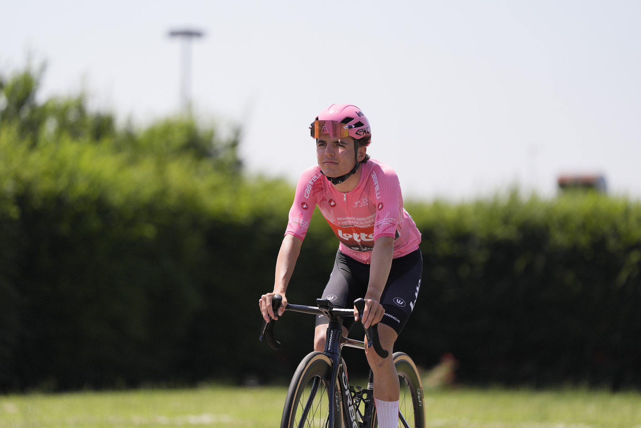 Jarno Widar segue o Maglia Rosa do Giro Next Gen
