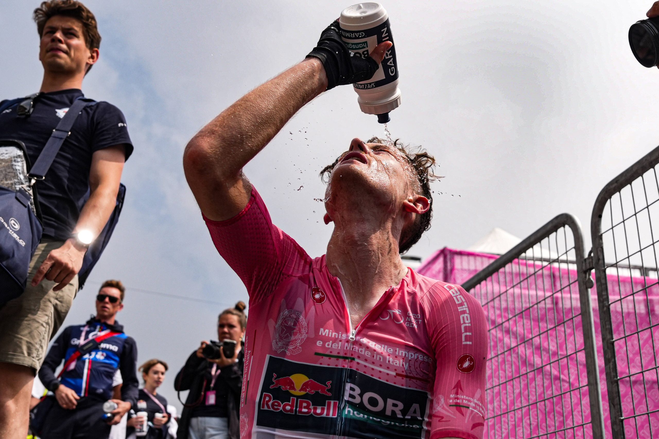 Luke Tuckwell segue o Maglia Rosa do Giro Next Gen