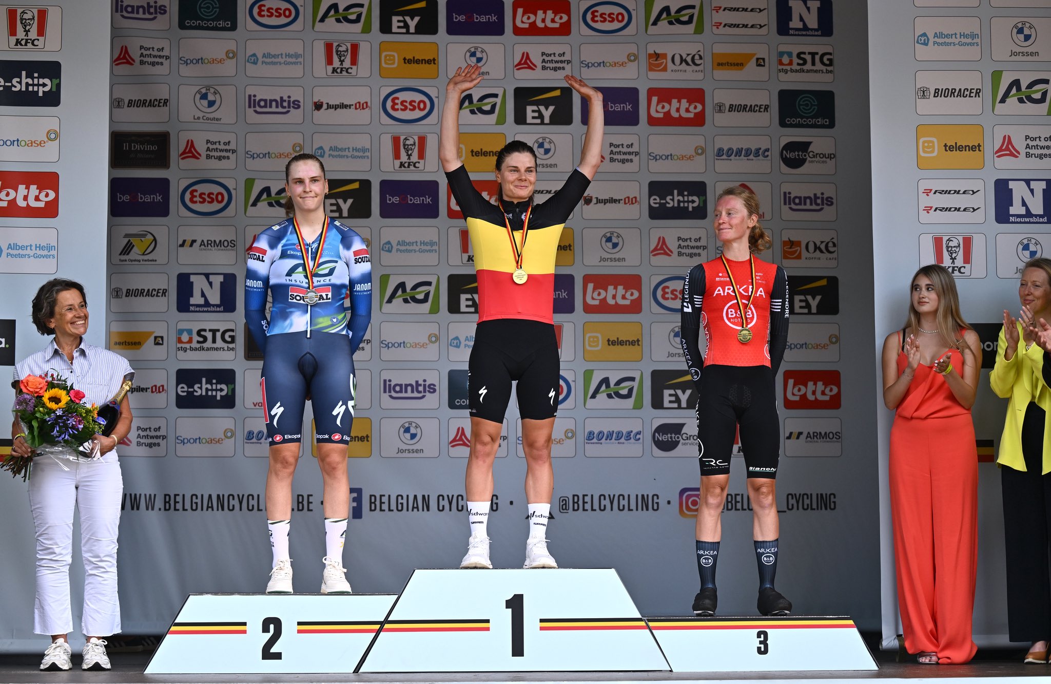 O pódio das elites femininas da Bélgica com Marthe Goossens, Lotte Kopecky e Lotte Claes (Foto: Getty Images)
