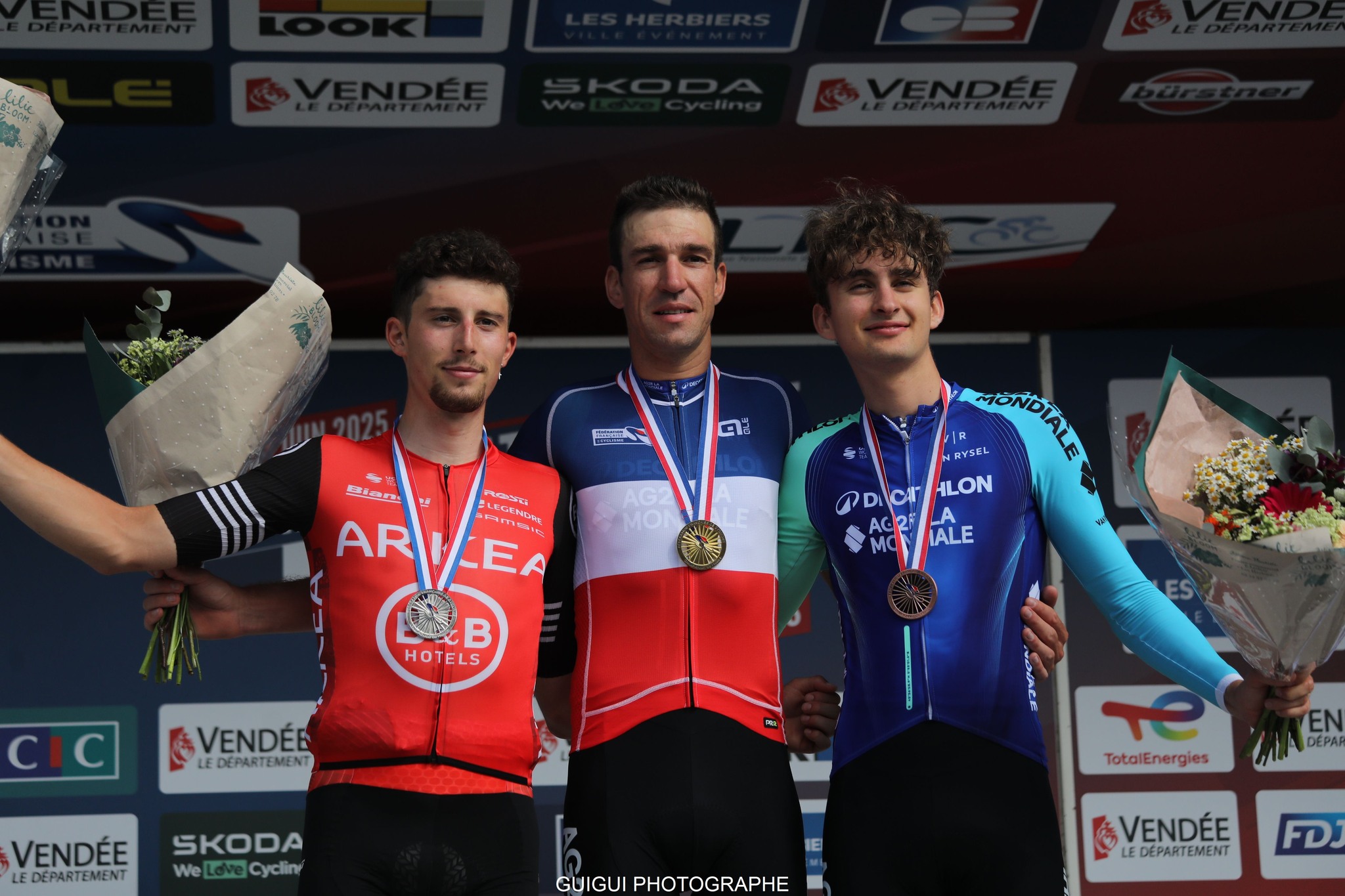 O pódio dos elites masculinos da França com Kévin Vauquelin, Bruno Armirail e Paul Seixas (Foto: Guigui Photographe)