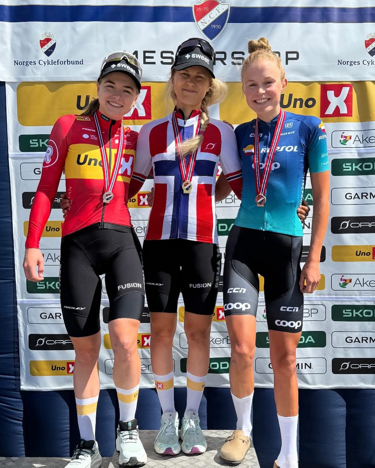 O pódio das elites femininas da Noruega com Mie Ottestad, Katrine Aalerud e Sigrid Haugset (Foto: Uno-X Mobility)