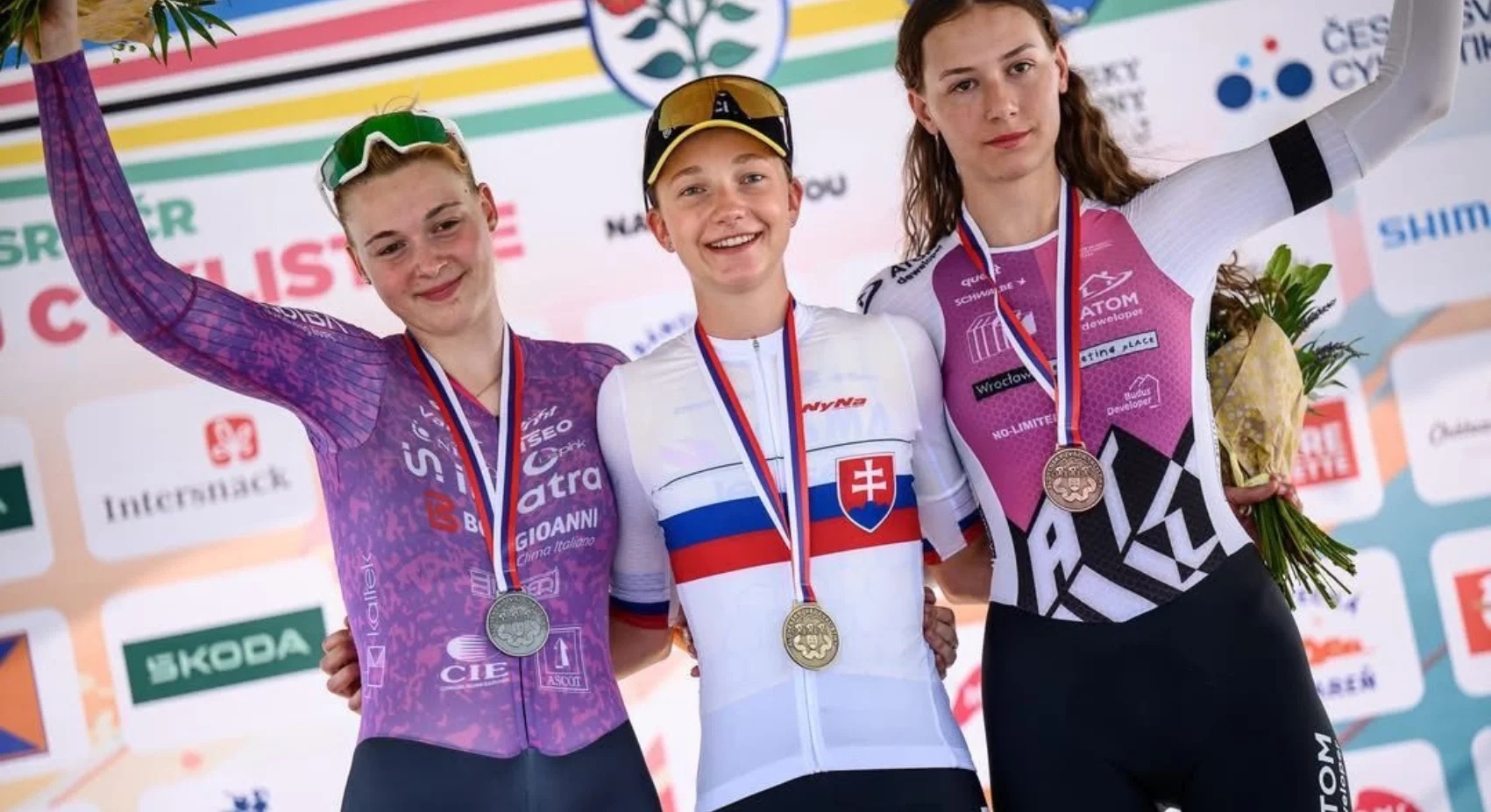 O pódio das elites femininas da Eslováquia com Nora Jencusova, Viktória Chladonová e Sofia Ungerova (Foto: Team Visma | Lease a Bike)
