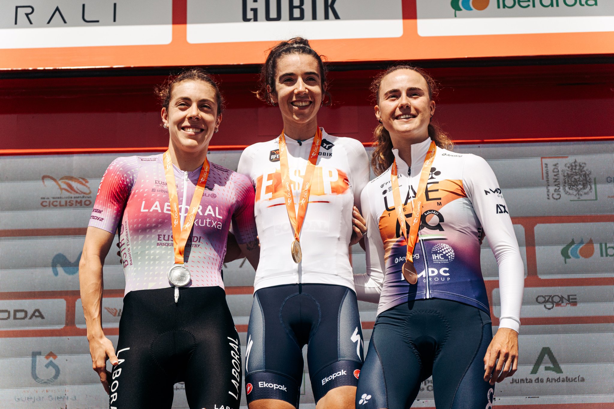 O pódio das elites femininas da Espanha com Usoa Ostolaza, Mireia Benito e Paula Blasi (Foto: RFECiclismo)