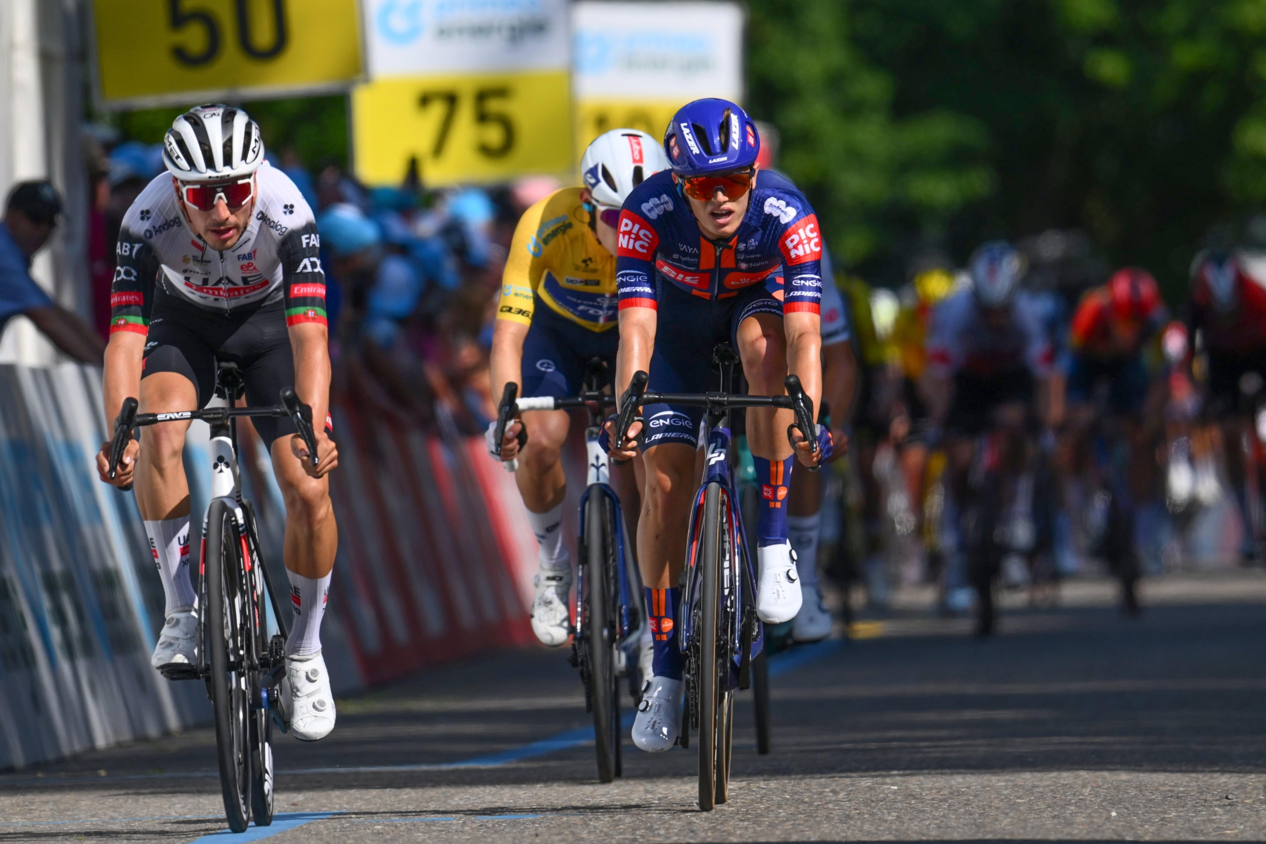 João Almeida venceu o sprint pelo segundo lugar no reduzido pelotão (Foto: Cor Vos)