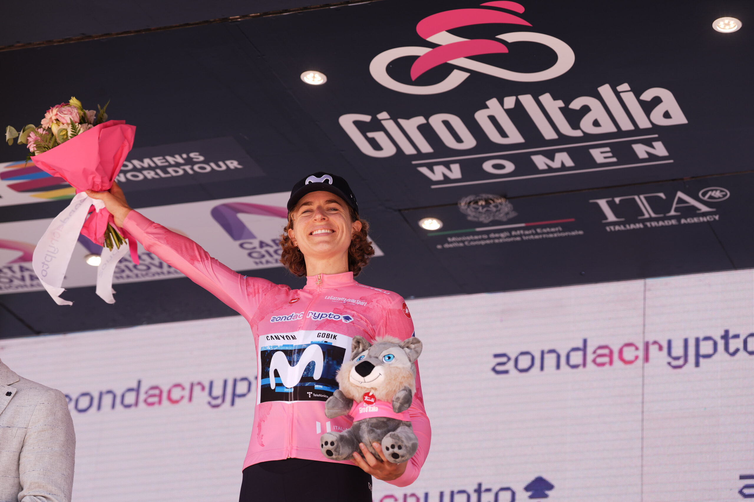 Marlen Reusser segue a Maglia Rosa do Giro d'Italia Women