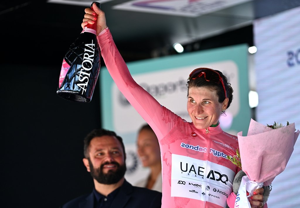 Elisa Longo Borghini é a nova Maglia Rosa do Giro d'Italia Women (Foto: Getty Images)