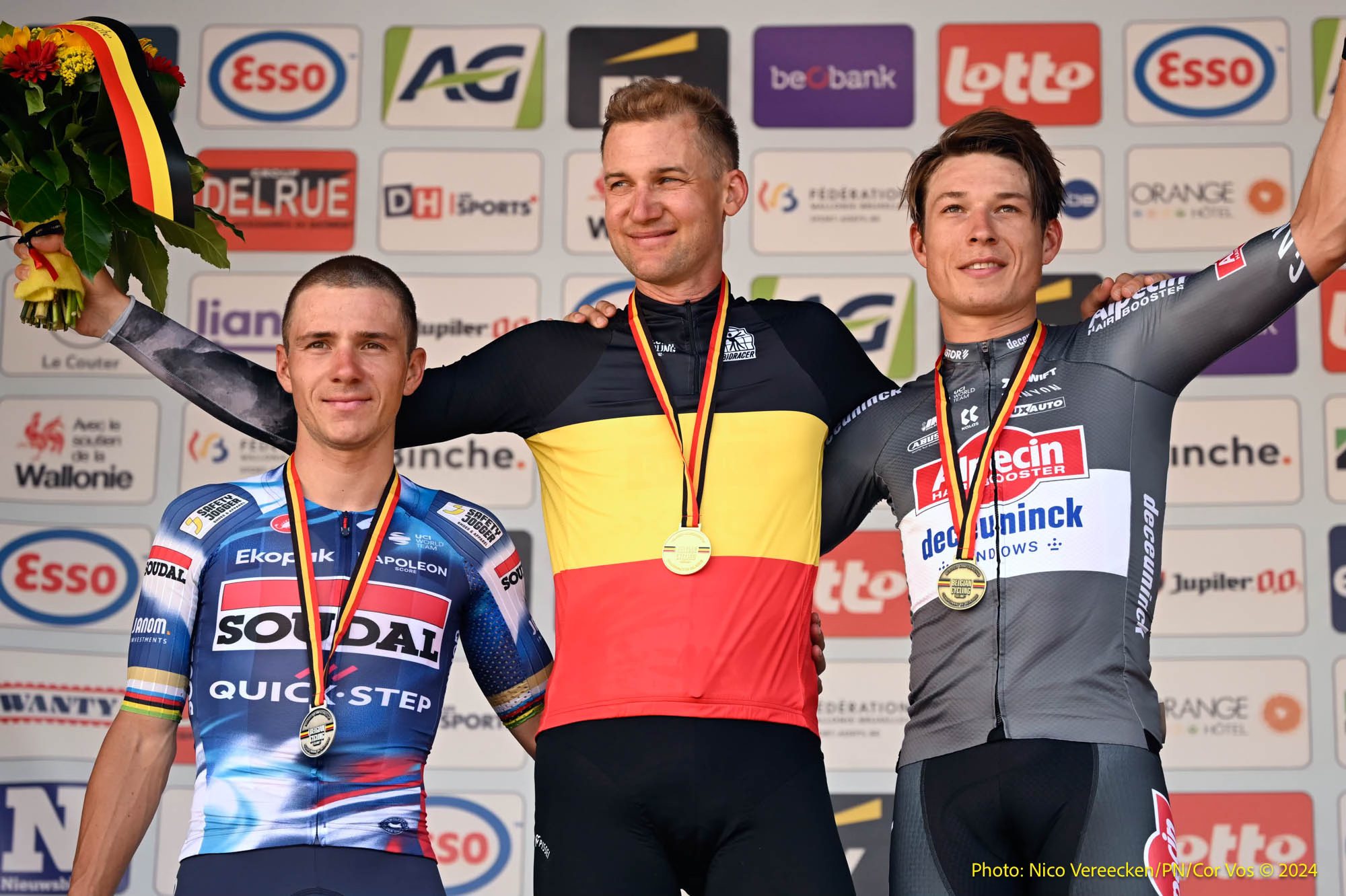 O pódio dos elites masculinos da Bélgica com Remco Evenepoel, Tim Wellens e Jasper Philipsen (Foto: Cor Vos)
