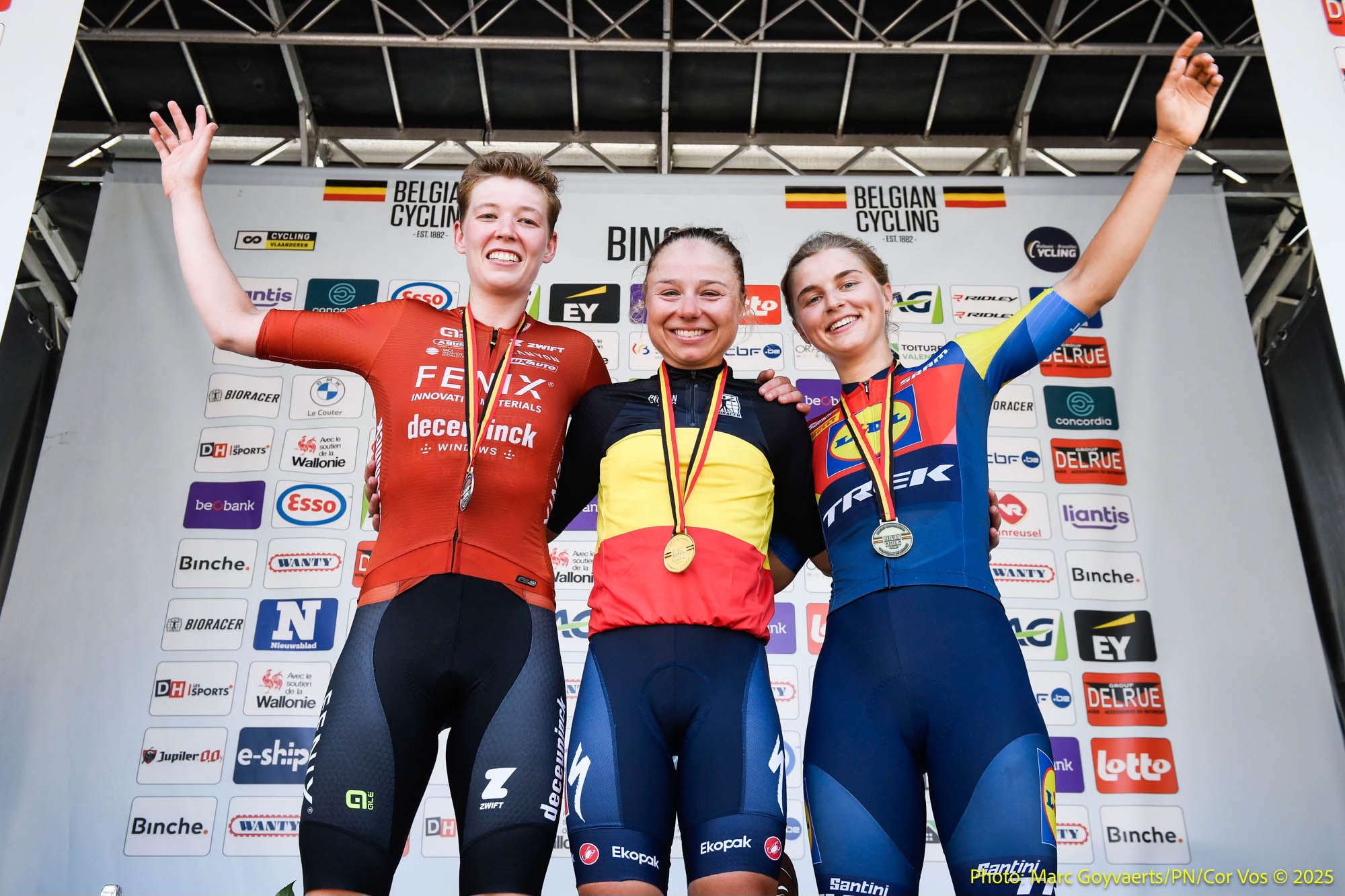 O pódio das elites femininas da Bélgica com Fien van Eynde, Justine Ghekiere e Fleur Moors (Foto: Cor Vos)