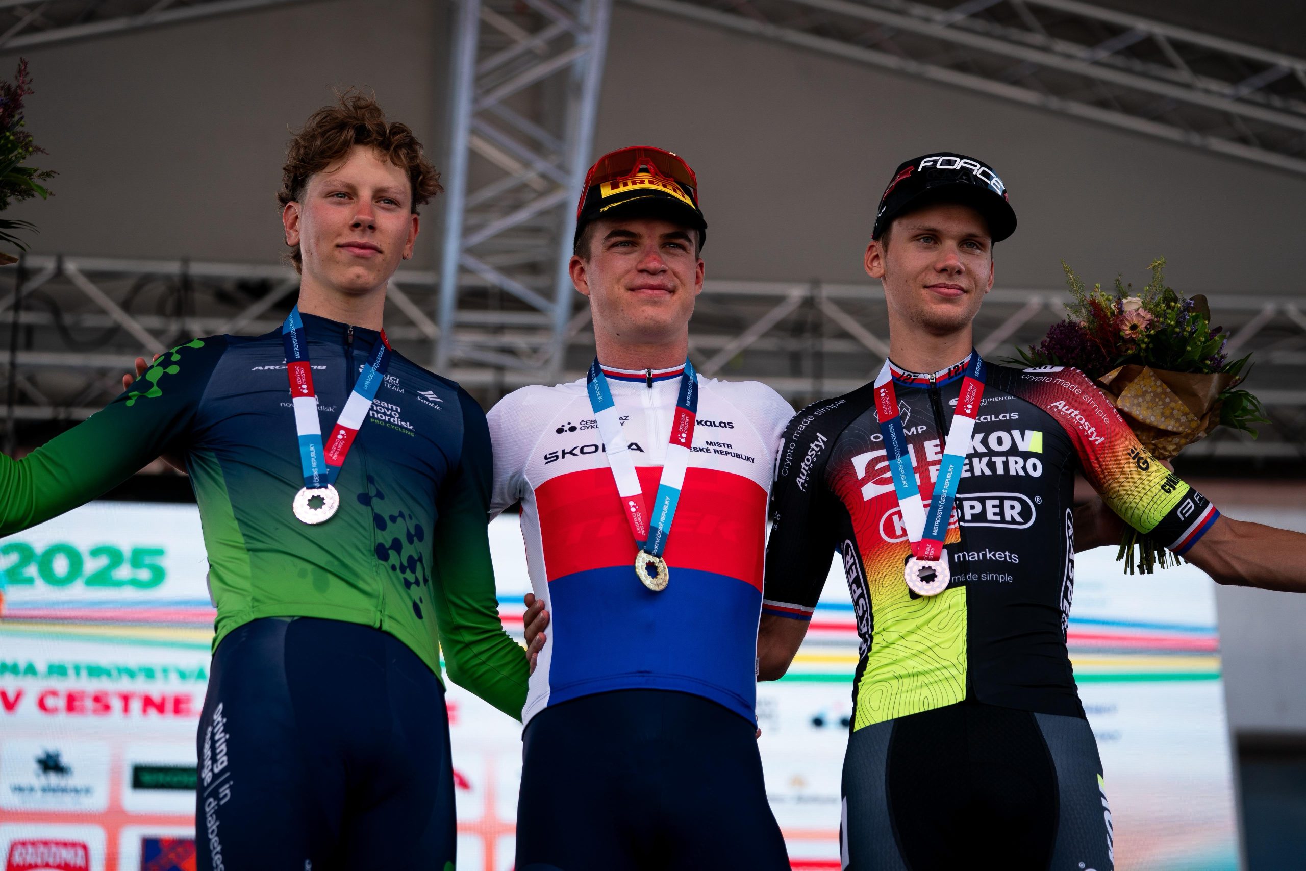 O pódio dos elites masculinos da República Checa com Matyas Kopecky, Mathias Vacek e Tomas Pridal (Foto: Filip Bezděk)