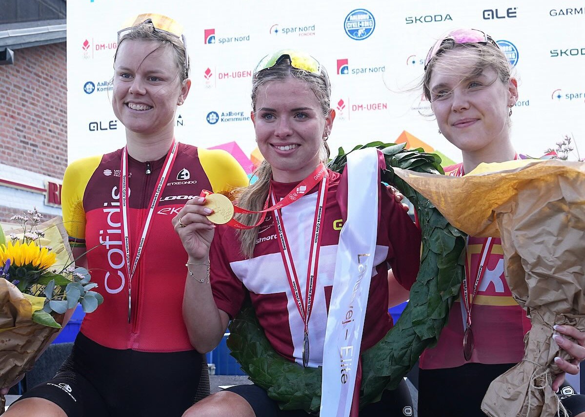 O pódio das elites femininas da Dinamarca com Amalie Dideriksen, Alberte Greve e Solbkork Minke Anderson (Foto: Denmark Cycling Union)