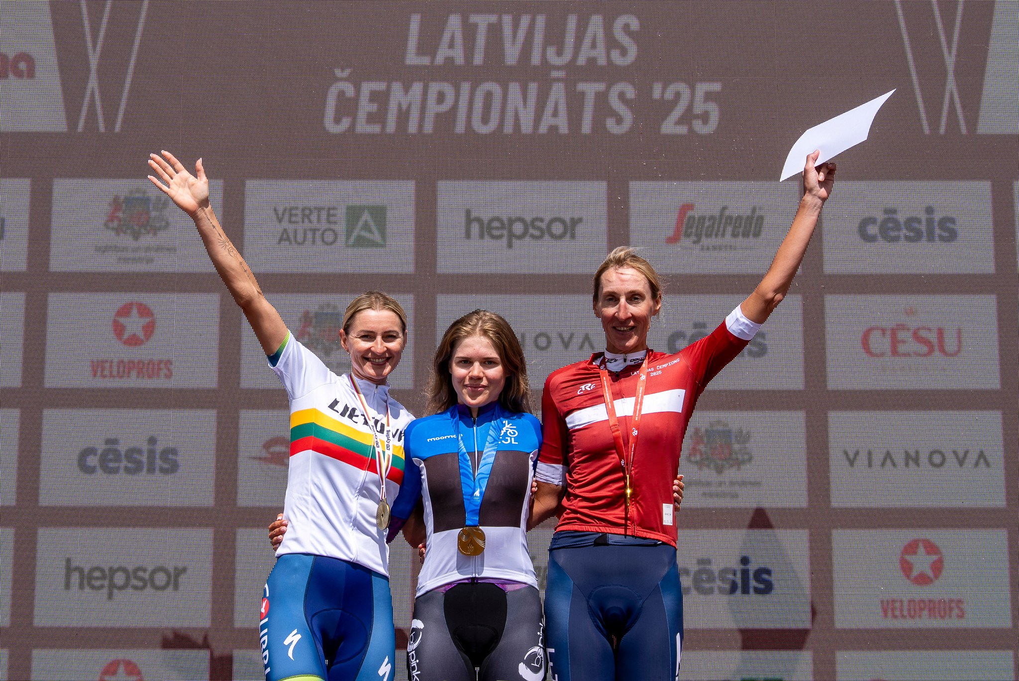 Daiva Tuslaite, Elisabeth Ebras e Dana Rozlapa são as novas Campeãs Nacionais da Lituânia, Estónia e Letónia, respetivamente (Foto: Latvia Cycling Federation)