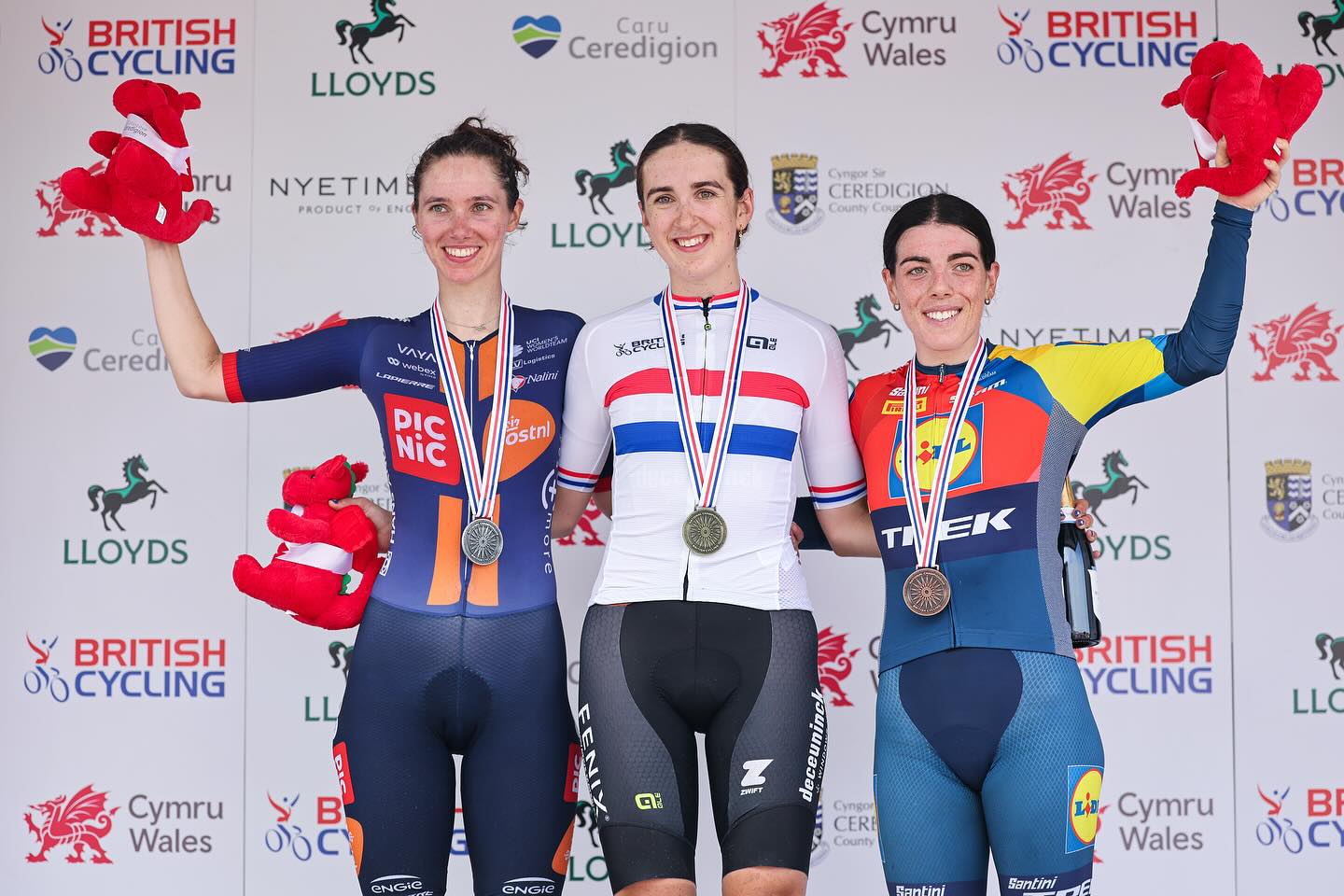 O pódio das elites femininas da Grã-Bretanha com Pfeiffer Georgi, Millie Couzens e Anna Henderson (Foto: British Cycling)