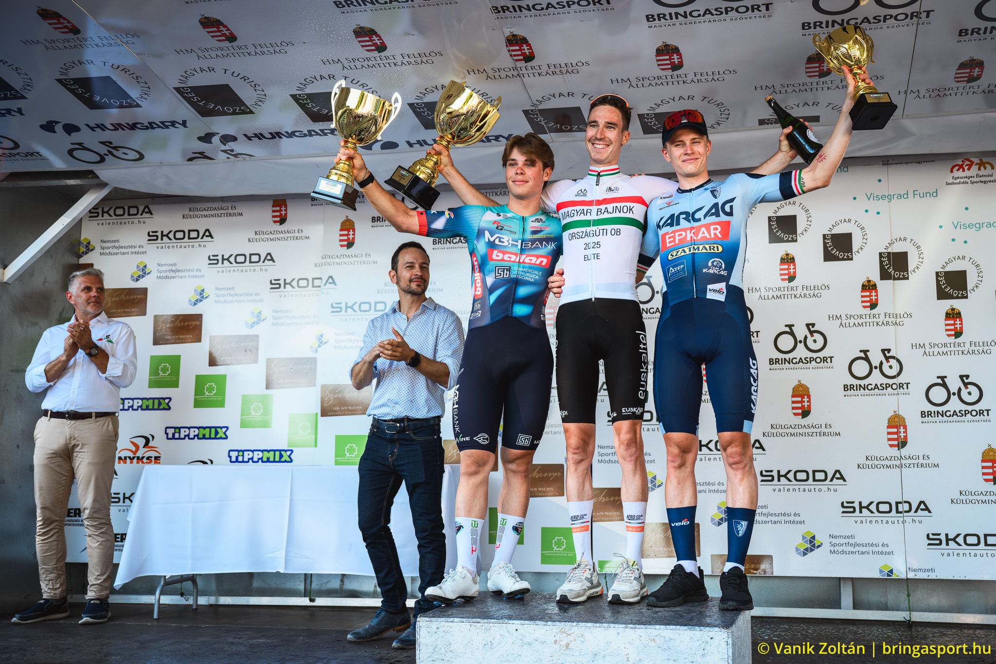O pódio dos elites masculinos da Hungria com Zsombor Takacz, Marton Dina e Viktor Filutas (Foto: Vanik Zoltán)