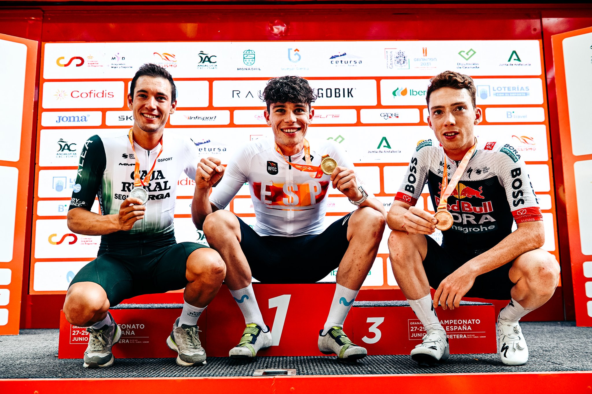 O pódio dos elites masculinos da Espanha com Fernando Barceló, Iván Romeo e Roger Adriá (Foto: RFECiclismo)