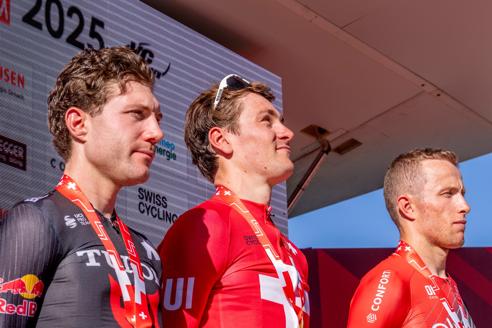O pódio dos elites masculinos da Suíça com Marc Hirschi, Mauro Schmid e Valentin Darbellay (Foto: Swiss Cycling)