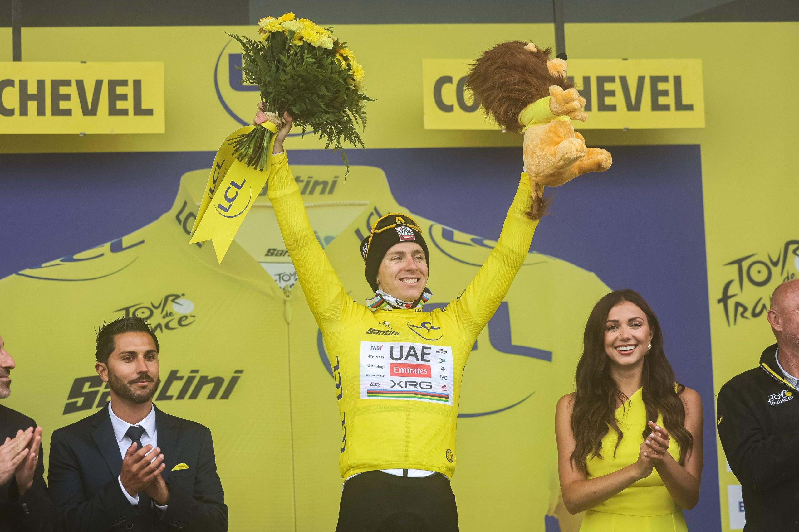 Tadej Pogacar segue o camisola amarela do Tour de France