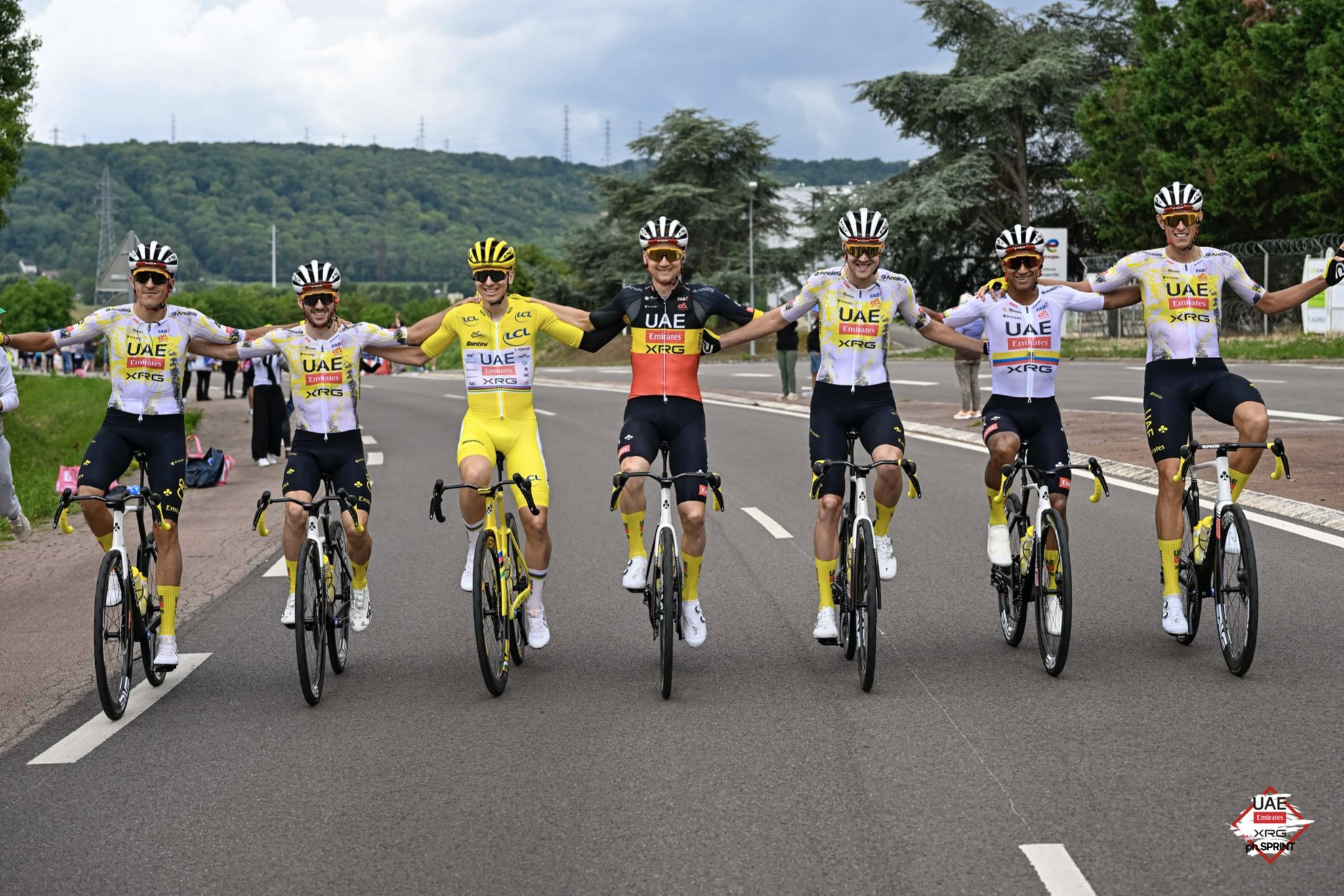 A UAE Team Emirates - XRG a celebrar a vitória na geral de Tadej Pogacar (Foto: SprintCyclingAgency)