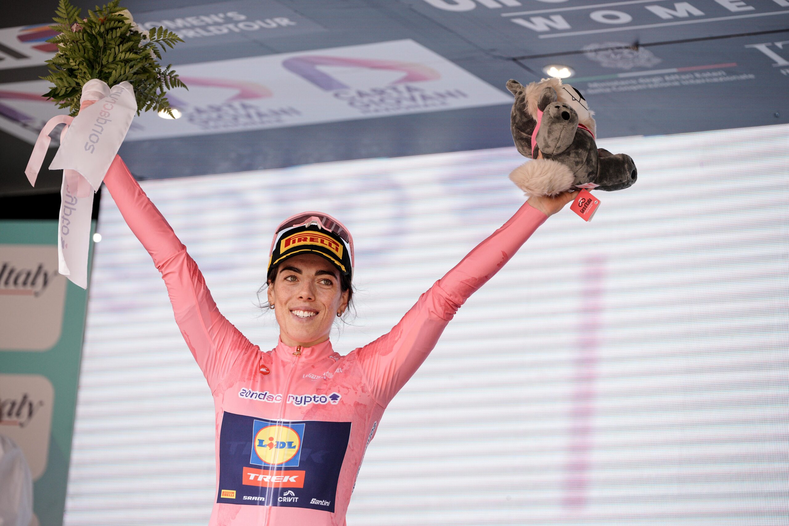Anna Henderson segue a Maglia Rosa do Giro d'Italia Women