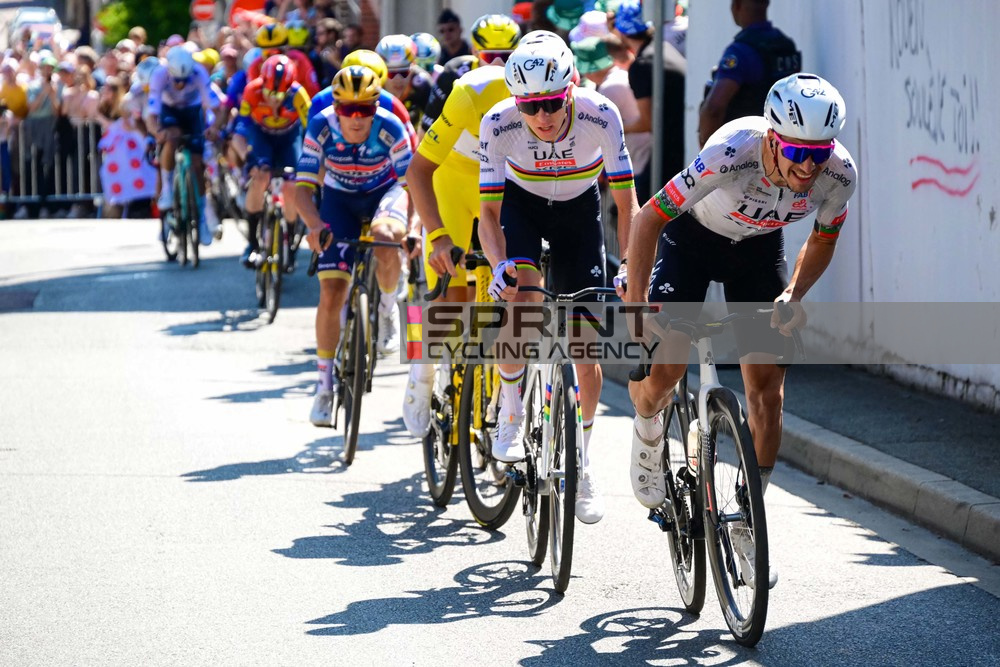João Almeida a partir o pelotão no último muro do dia (Foto: Bernard Papon /SprintCyclingAgency©2025)