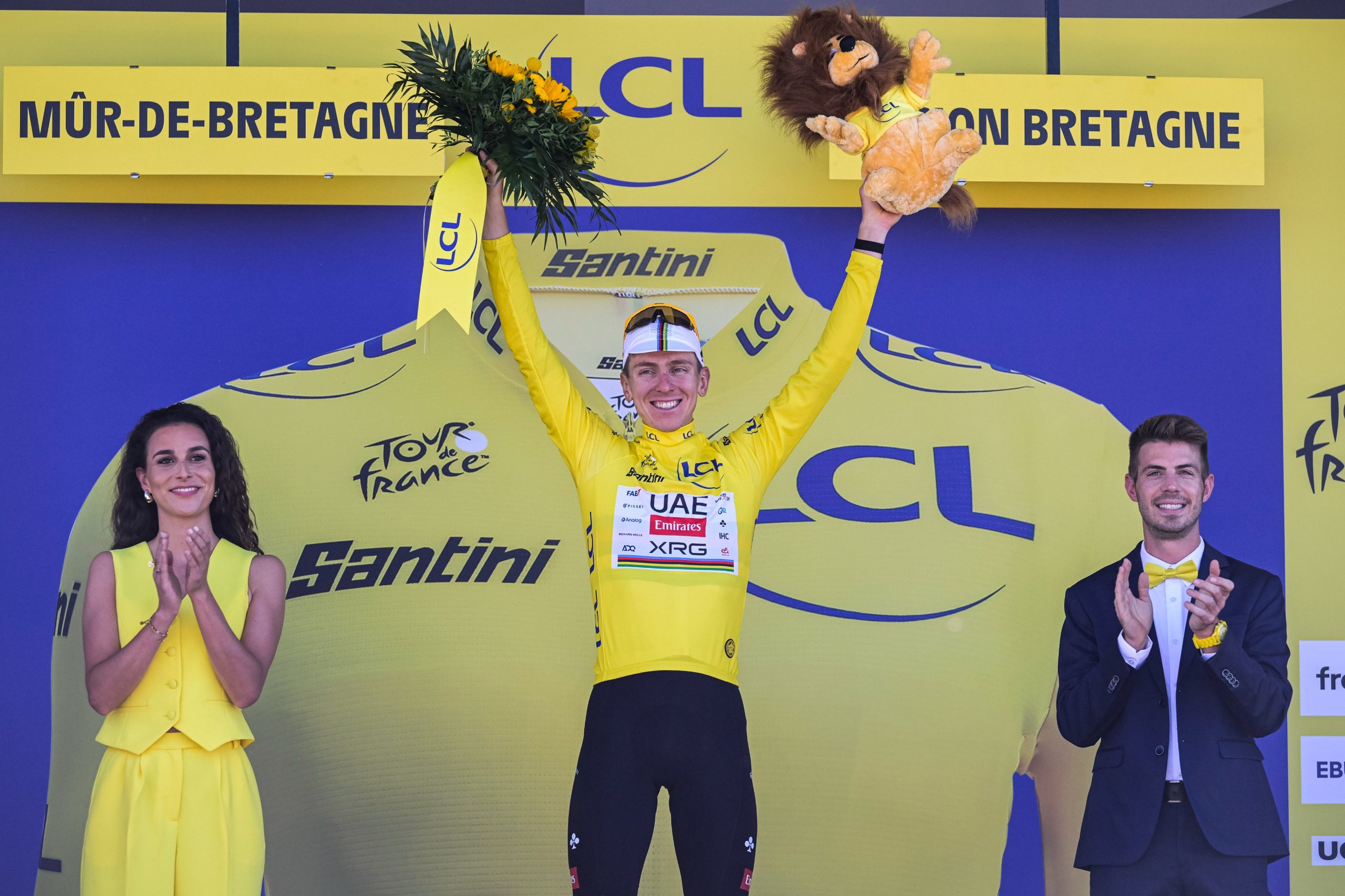 Tadej Pogacar volta a envergar a camisola amarela no Tour de France