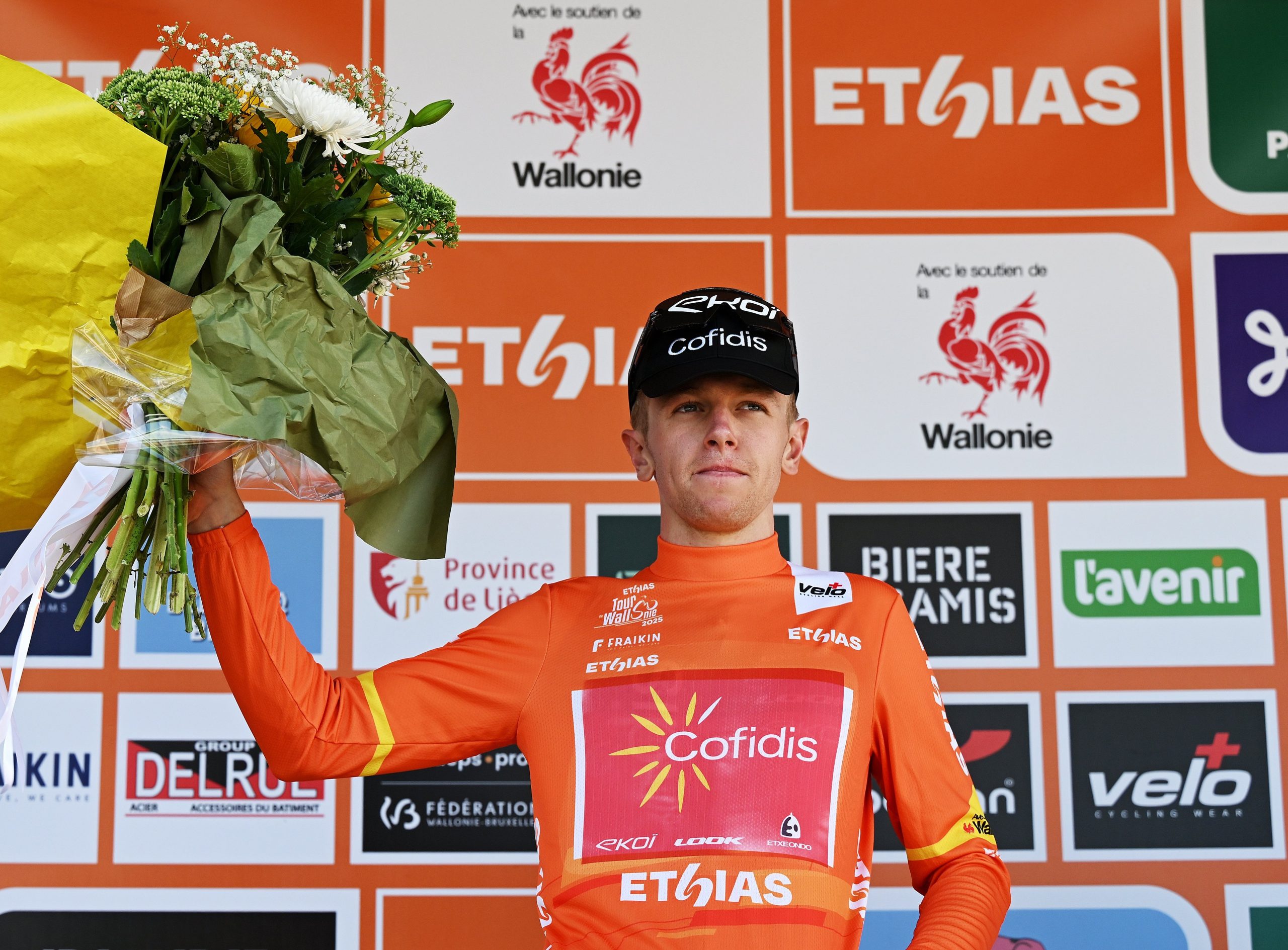 Oliver Knight segue o camisola laranja do Tour de Wallonie