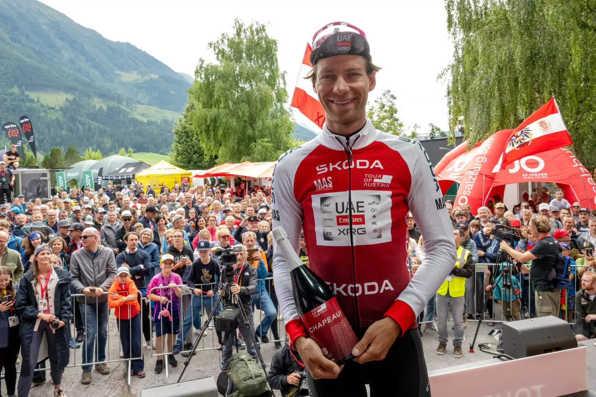 Felix Grosschartner segue o camisola vermelha do Tour of Austria