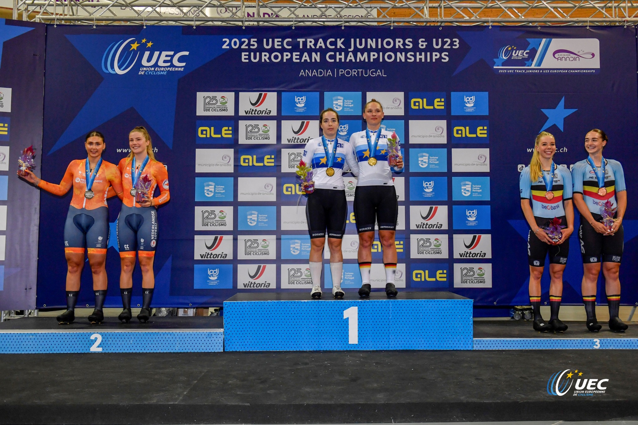 O pódio do Madison das Sub-23 Femininas com Yuli van der Molen e Lisa van Belle, Fabienne Jahrig e Messane Brautigam e Helene Hesters e Marith Vanhove