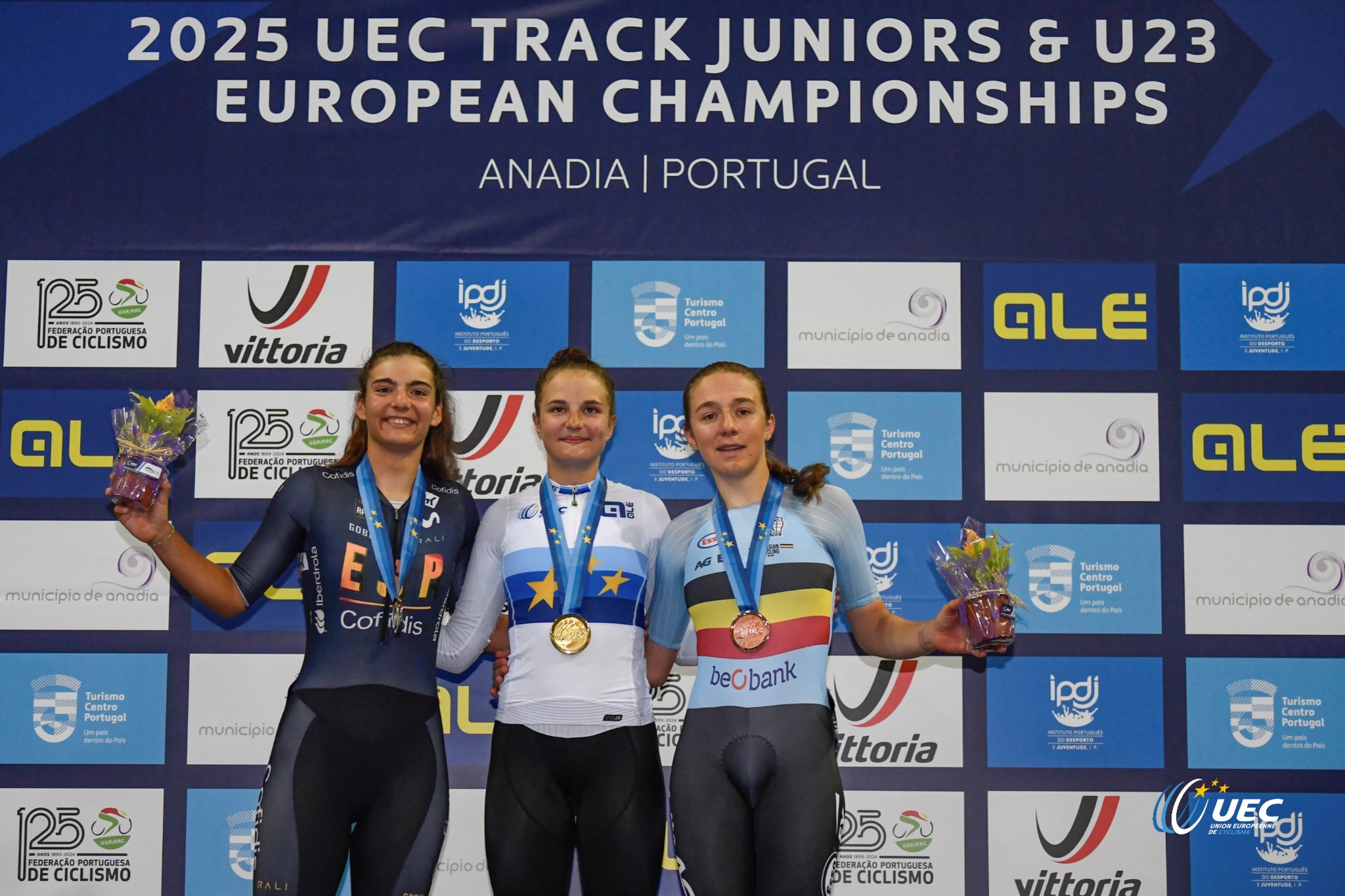 O pódio da Corrida por Pontos das Sub-23 Femininas com Ainara Bosch, Alena Ivanchenko e Luca Vierstraete