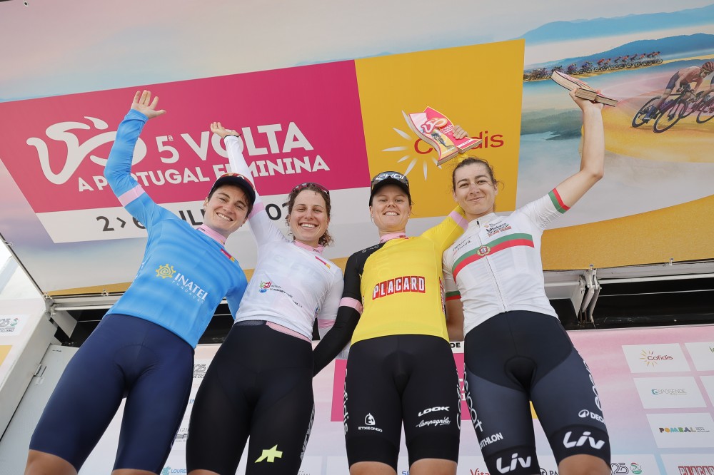 O pódio da etapa 1 da Volta a Portugal Feminina com Heidi Franz, Nika Bobnar, Amalie Dideriksen e Daniela Campos