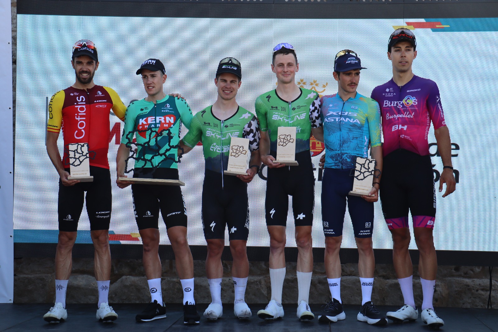 O pódio da Vuelta a Castilla y León com Jesus Herrada, Haimar Etxeberria, Liam Flanagan, Adam Lewis, Christian Scaroni e Angel Fuentes