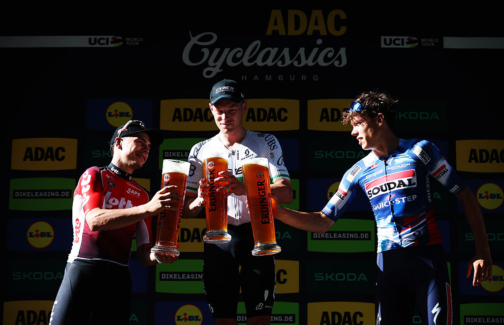 O pódio da ADAC Cyclassics com Arnaud De Lie, Rory Townsend e Paul Magnier (Foto: Getty Images)