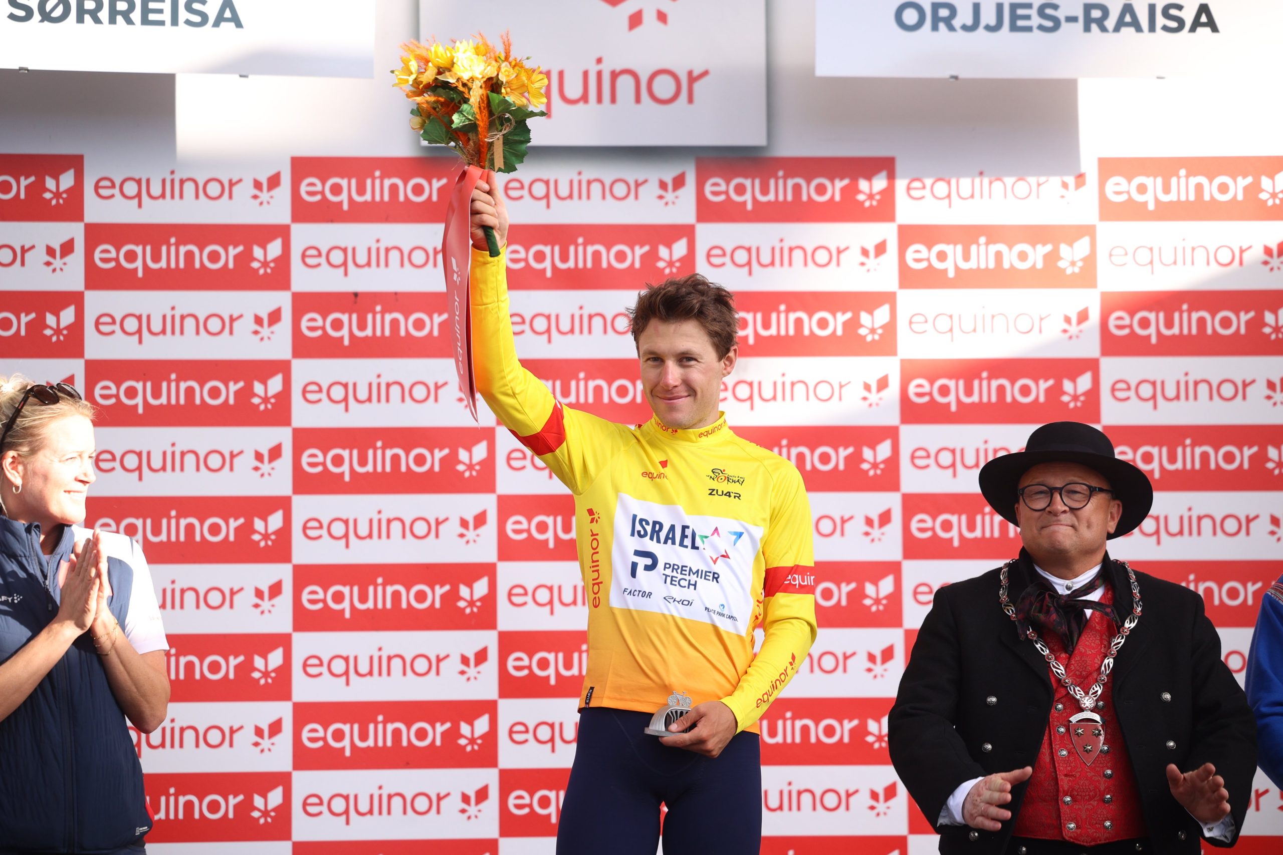 Corbin Strong segue o camisola amarela da Arctic Race of Norway