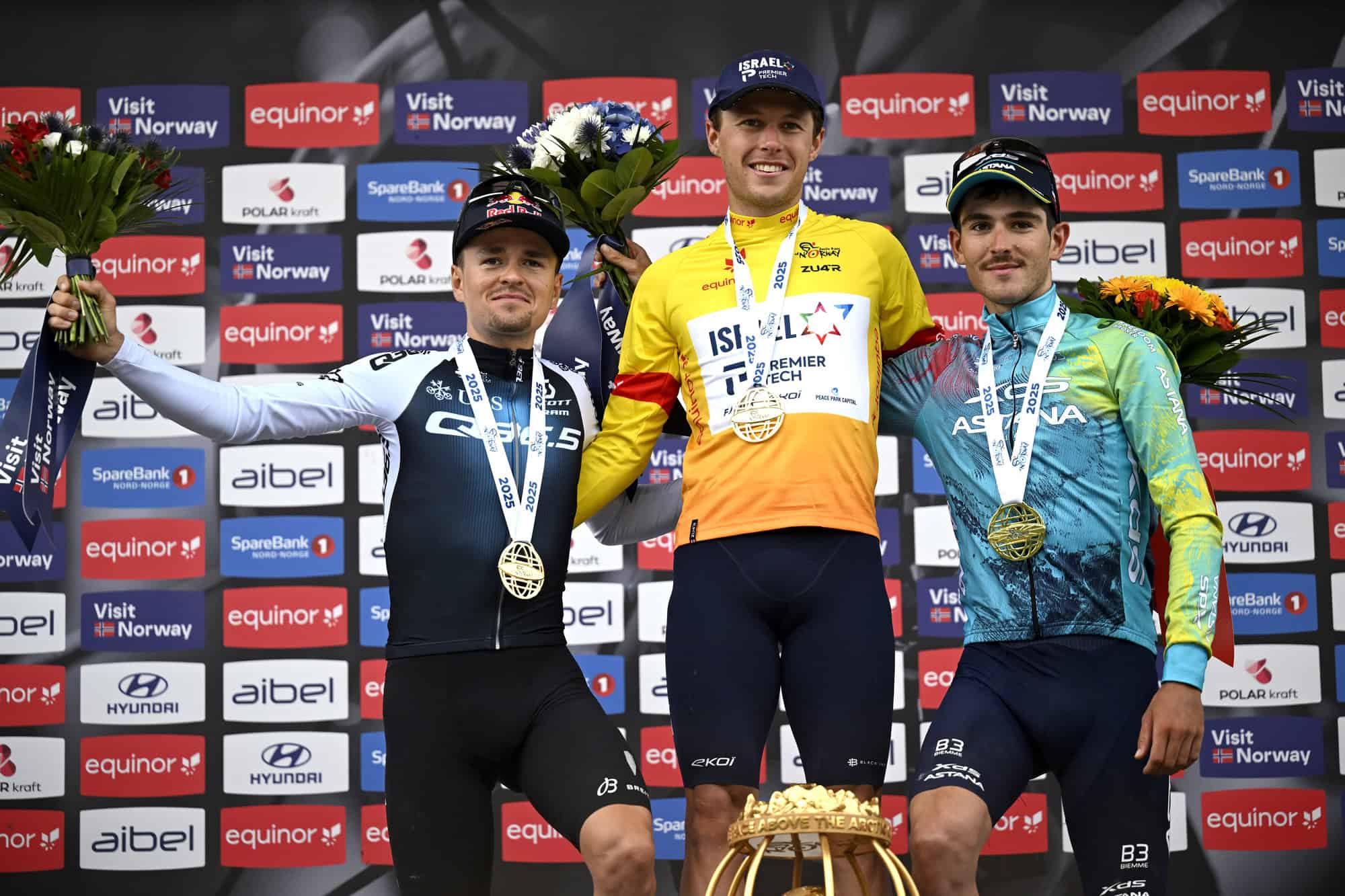O pódio da Arctic Race of Norway com Tom Pidcock, Corbin Strong e Christian Scaroni