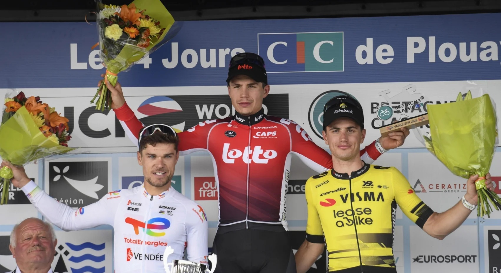 O pódio da Bretagne Classic com Emilien Jeannière, Arnaud De Lie e Olav Kooij