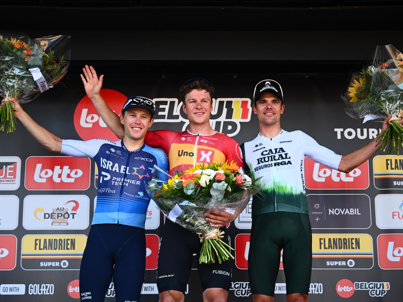 O pódio do Circuit Franco-Belge com Corbin Strong, Jonas Abrahamsen e Eduard Prades (Foto: SprintCyclingAgency)