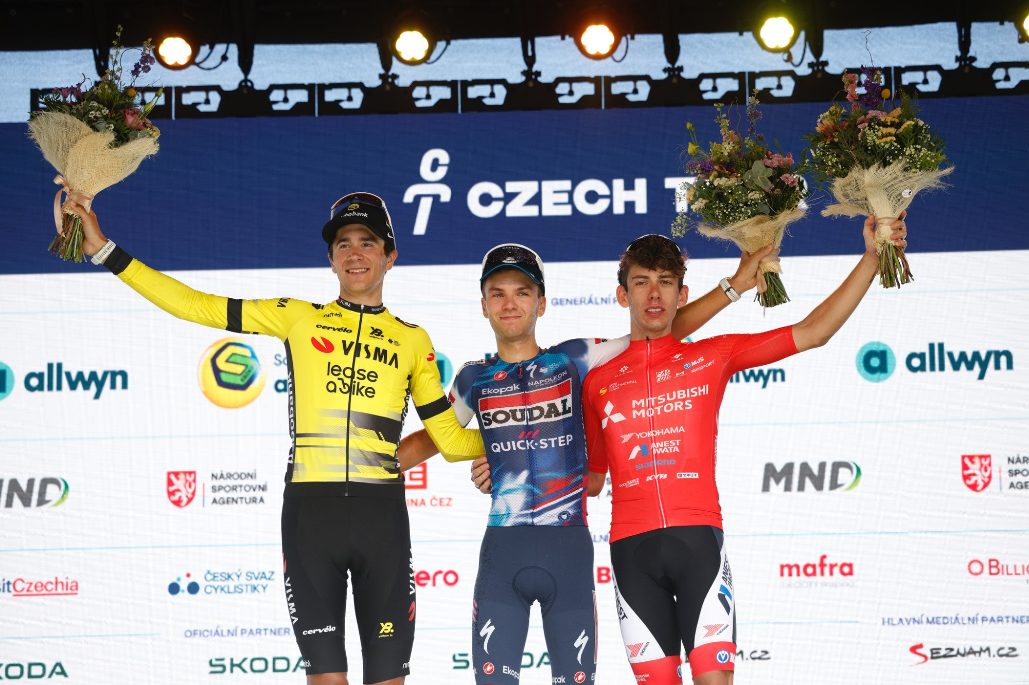 O pódio do Czech Tour com Cian Uijtdebroeks, Junior Lecerf e Alessandro Fancellu