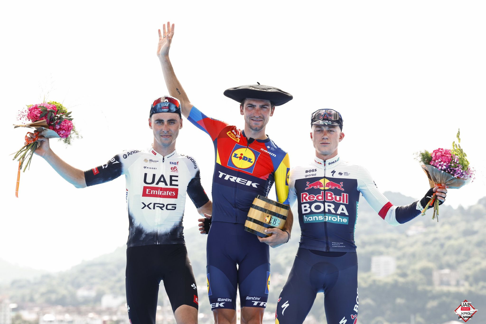 O pódio da Donostia San Sebastian Klasikoa com Jan Christen, Giulio Ciccone e Maxim van Gils