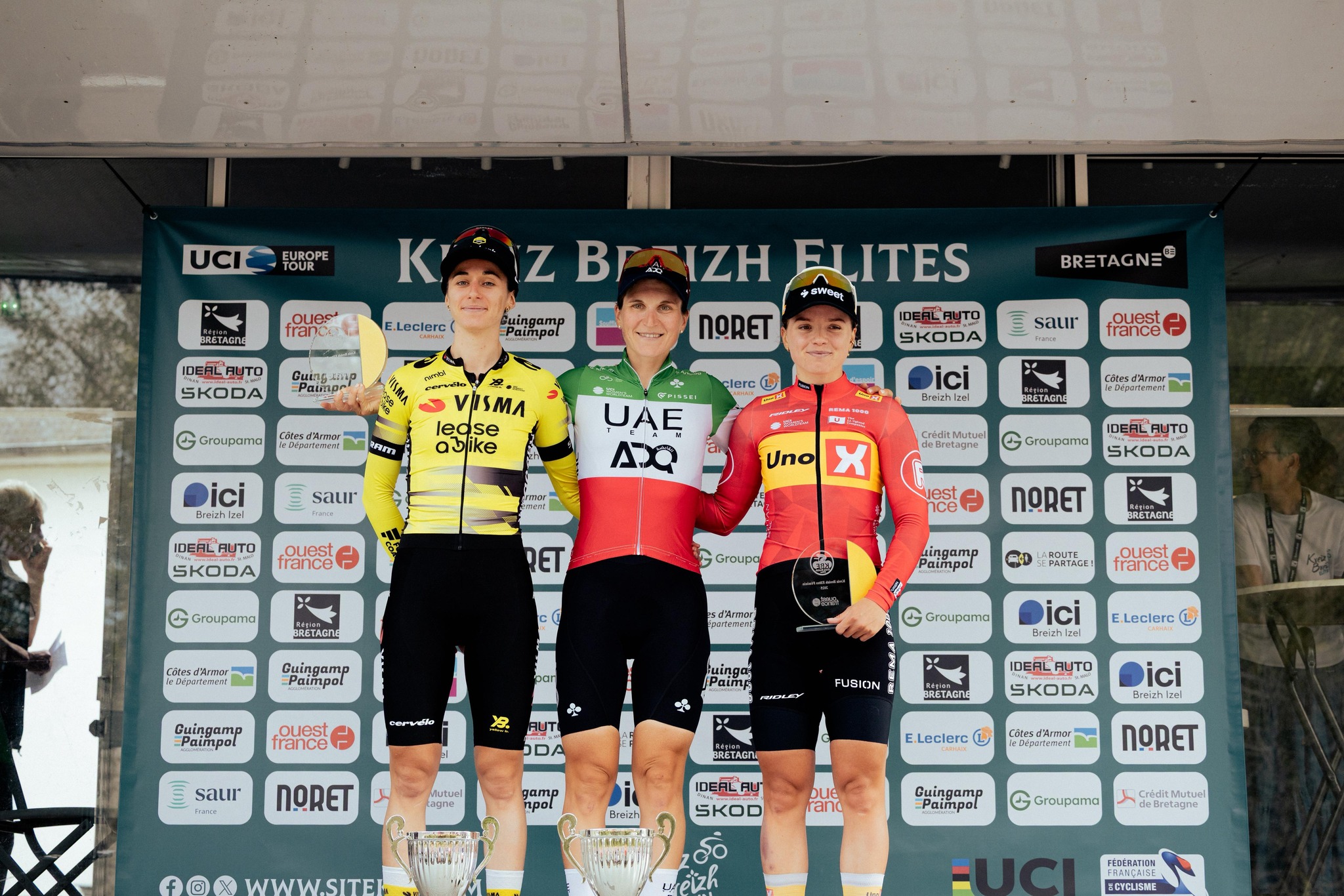 O pódio da Kreiz Breizh Elites Dames com Margaux Vigie, Elisa Longo Borghini e Susanne Andersen (Foto: Kreiz Breizh Elites)