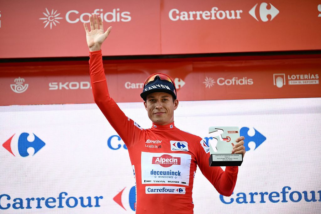 Jasper Philipsen é o primeiro camisola vermelha da 80ª La Vuelta a España (Foto: Getty Images)