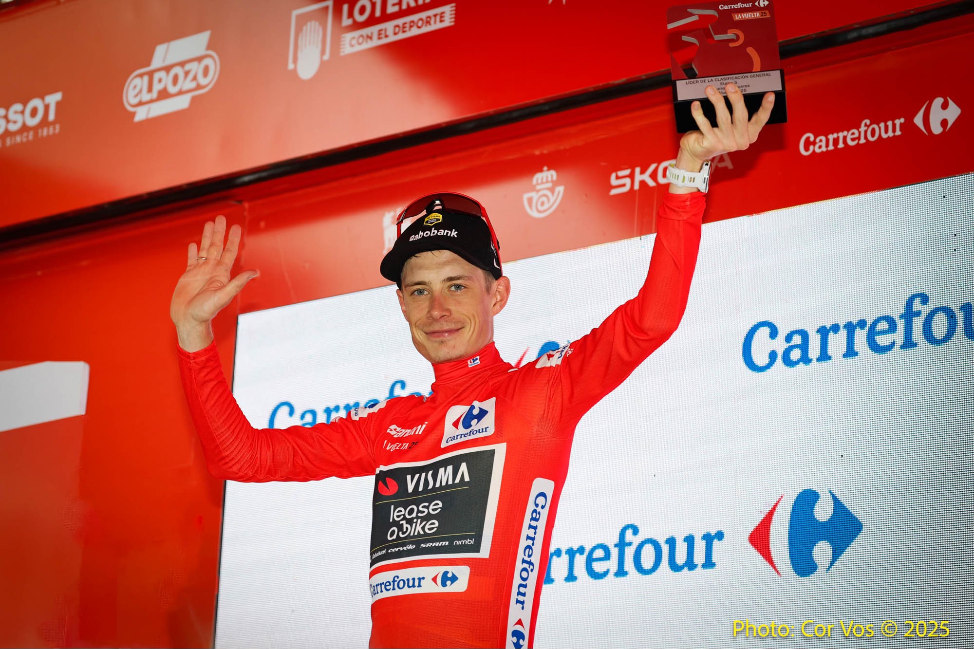 Jonas Vingegaard volta a envergar a camisola vermelha na La Vuelta (Foto: Cor Vos)