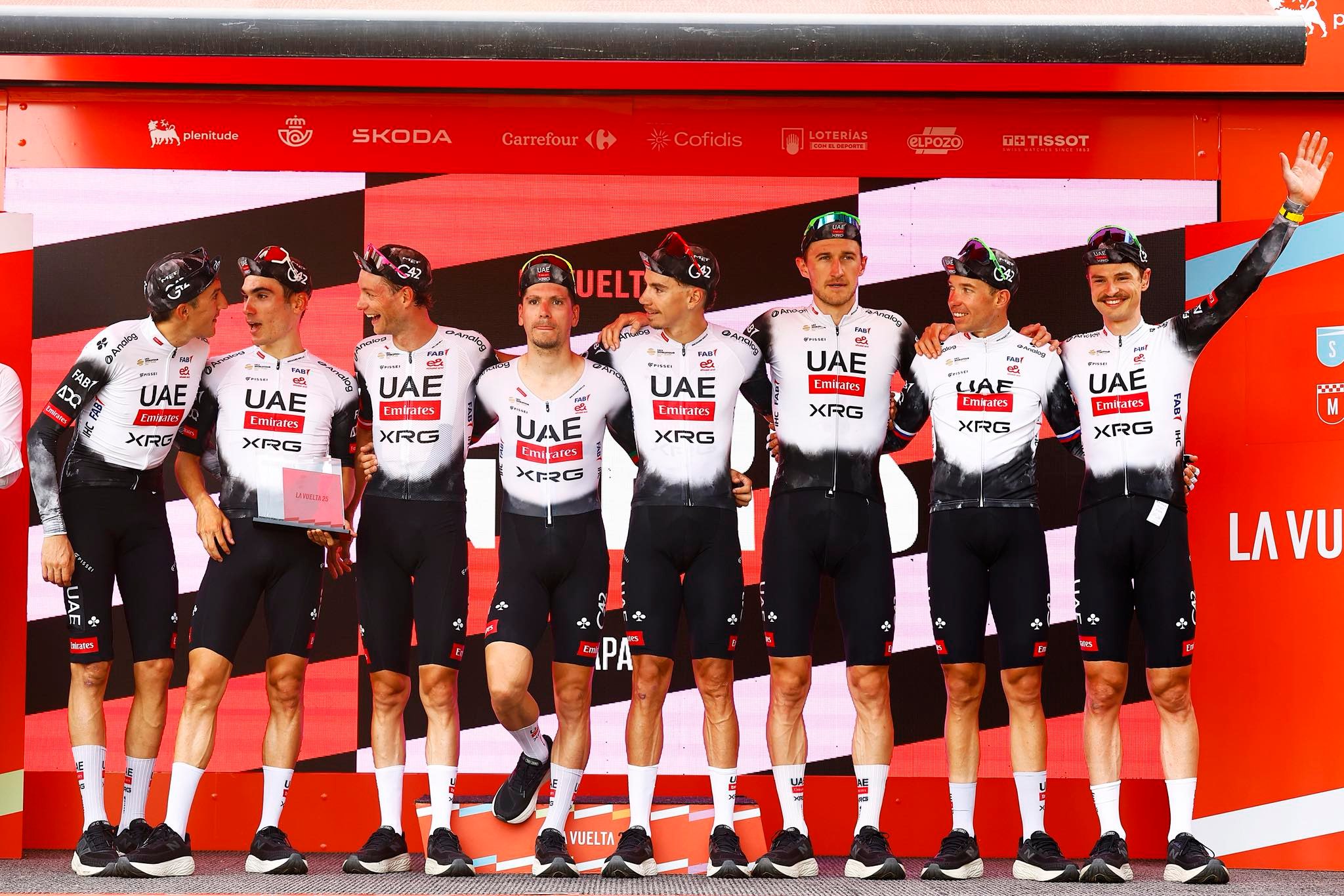 Marc Soler, Juan Ayuso, Felix Grosschartner, João Almeida, Ivo Oliveira, Mikkel Bjerg, Domen Novak e Jay Vine no pódio da etapa 5 da La Vuelta (Foto: SprintCyclingAgency)