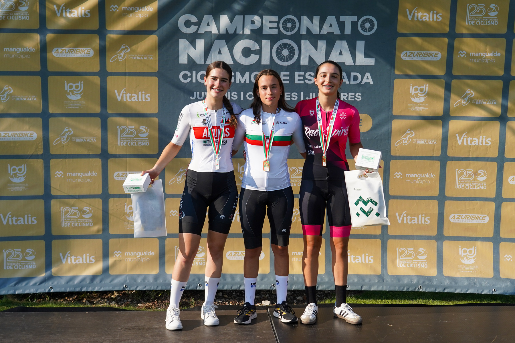 O pódio das cadetes femininas com Inês Fonseca, Beatriz Rodrigues e Lara Lourenço